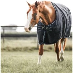 Dominick Outdoordecke Turnout Lite 0g 0g Navy/Weiß -Geschäft für Reitsportbedarf dominick 0b9a2639 bewerkt 1.aaa6a5