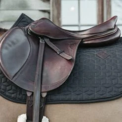 Kentucky Horsewear Kentucky Schabracke Classic Springen Navy Warmblut 34 Kentucky Horsewear Kentucky Schabracke Classic Springen Navy Warmblut -Geschäft für Reitsportbedarf kentucky 485a0272 564c22e810080218547dfa1c1093aa08 article photobook l.4a7336