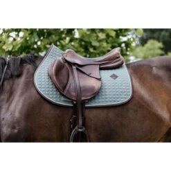 Kentucky Horsewear Kentucky Spring Satteldecke Classic Leder Dusty Green Warmblut -Geschäft für Reitsportbedarf kentucky 485a1460.39bd77