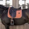 Kentucky Horsewear Kentucky Dressur Satteldecke Classic Leder Orange Warmblut -Geschäft für Reitsportbedarf kentucky 485a7935 e8502ded370e565d04389cf2c54c4715 article photobook crop.7def78