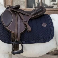 Kentucky Horsewear Kentucky Schabracke Glitter Stone Springen Schwarz Pony 20 Kentucky Horsewear Kentucky Schabracke Glitter Stone Springen Schwarz Pony -Geschäft für Reitsportbedarf kentucky 485a8054 e8502ded370e565d04389cf2c54c4715 article photobook crop.c4db63