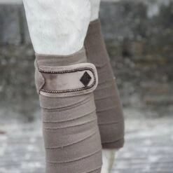 Kentucky Horsewear Kentucky Bandagen Polar Fleece Velvet Pearls Pine Green Warmblut -Geschäft für Reitsportbedarf kentucky bandages polar fleece velvet pearls beige 1.14181e