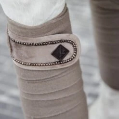 Kentucky Horsewear Kentucky Bandagen Polar Fleece Velvet Pearls Pine Green Warmblut -Geschäft für Reitsportbedarf kentucky bandages polar fleece velvet pearls beige 2.c73dcd