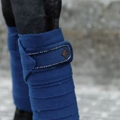Kentucky Horsewear Kentucky Bandagen Polar Fleece Velvet Pearls Pine Green Warmblut -Geschäft für Reitsportbedarf kentucky bandages polar fleece velvet pearls navy 1.609268