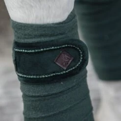 Kentucky Horsewear Kentucky Bandagen Polar Fleece Velvet Pearls Pine Green Warmblut -Geschäft für Reitsportbedarf kentucky bandages polar fleece velvet pearls pg 2.9ef4b4