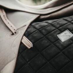 Kentucky Horsewear Kentucky Dressur Satteldecke Corduroy Bordeaux Warmblut -Geschäft für Reitsportbedarf kentucky dressuur zadeldekje corduroy zwart 2.463a15