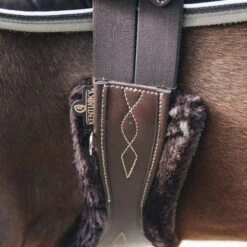 Kentucky Horsewear Kentucky Sattelgurtschoner Sheepskin Anatomic Natürlich -Geschäft für Reitsportbedarf kentucky singelhoes sheepskin anatomic brown.1fab0a