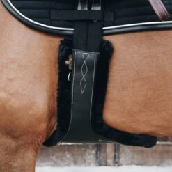 Kentucky Horsewear Kentucky Sattelgurtschoner Sheepskin Stud Naturell -Geschäft für Reitsportbedarf kentucky singelhoes sheepskin stud black.0918b6