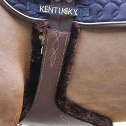 Kentucky Horsewear Kentucky Sattelgurtschoner Sheepskin Stud Schwarz -Geschäft für Reitsportbedarf kentucky singelhoes sheepskin stud bruin 1.4c84b6 1