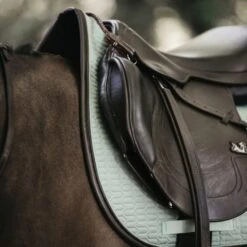 Kentucky Horsewear Kentucky Springsatteldecke Color Edition Leder Mint Warmblut -Geschäft für Reitsportbedarf kentucky spring zadeldekje color ed leather mint 2.4337e6