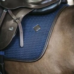 Kentucky Horsewear Kentucky Springsatteldecke Color Edition Leder Mint Warmblut -Geschäft für Reitsportbedarf kentucky spring zadeldekje color ed leather navy 1.642697