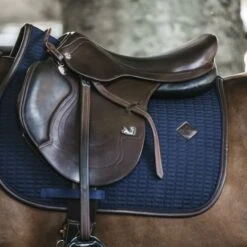 Kentucky Horsewear Kentucky Springsatteldecke Color Edition Leder Mint Warmblut -Geschäft für Reitsportbedarf kentucky spring zadeldekje color ed leather navy.d97f36