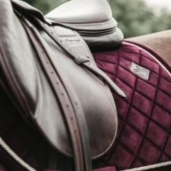 Kentucky Horsewear Kentucky Springsatteldecke Corduroy Schwarz Warmblut -Geschäft für Reitsportbedarf kentucky spring zadeldekje corduroy bordeaux 1.408890