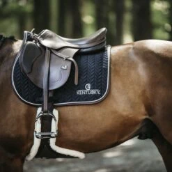 Kentucky Horsewear Kentucky Springsatteldecke Fishbone Leder Schwarz Warmblut