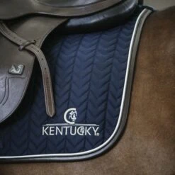 Kentucky Horsewear Kentucky Springsatteldecke Fishbone Leder Schwarz Warmblut -Geschäft für Reitsportbedarf kentucky spring zadeldekje fishbone leather navy 1.252186