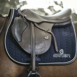 Kentucky Horsewear Kentucky Springsatteldecke Fishbone Leder Schwarz Warmblut -Geschäft für Reitsportbedarf kentucky spring zadeldekje fishbone leather navy.6fd073
