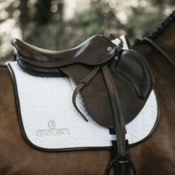 Kentucky Horsewear Kentucky Springsatteldecke Fishbone Leder Schwarz Warmblut -Geschäft für Reitsportbedarf kentucky spring zadeldekje fishbone leather white 1.a92e25