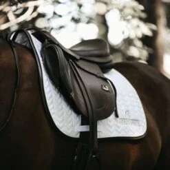 Kentucky Horsewear Kentucky Springsatteldecke Fishbone Leder Schwarz Warmblut -Geschäft für Reitsportbedarf kentucky spring zadeldekje fishbone leather white.121318