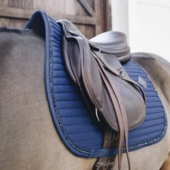 Kentucky Horsewear Kentucky Springsatteldecke Pearls Navy Warmblut 21 Kentucky Horsewear Kentucky Springsatteldecke Pearls Navy Warmblut -Geschäft für Reitsportbedarf kentucky spring zadeldekje pearls blauw 2.848952