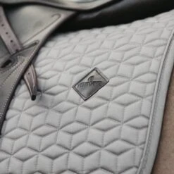 Kentucky Horsewear Kentucky Schabracke Basic Dressur Weiß Warmblut -Geschäft für Reitsportbedarf kentucky zadeldekje basic dressuur beige 1.bcfa8d