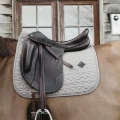 Kentucky Horsewear Kentucky Schabracke Basic Dressur Weiß Warmblut -Geschäft für Reitsportbedarf kentucky zadeldekje basic dressuur beige.b3e597
