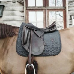 Kentucky Horsewear Kentucky Schabracke Basic Dressur Weiß Warmblut -Geschäft für Reitsportbedarf kentucky zadeldekje basic dressuur grijs.561349