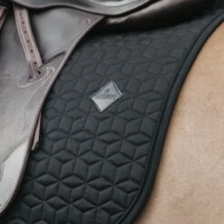 Kentucky Horsewear Kentucky Schabracke Basic Dressur Weiß Warmblut -Geschäft für Reitsportbedarf kentucky zadeldekje basic dressuur zwart 1.228bcd