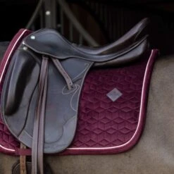 Kentucky Horsewear Kentucky Schabracke Velvet Dressur Fuchsia -Geschäft für Reitsportbedarf kentucky zadeldekje velvet dressuur bordeaux.b702b6