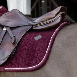 Kentucky Horsewear Kentucky Schabracke Velvet Springen Bordeaux Warmblut -Geschäft für Reitsportbedarf kentucky zadeldekje velvet springen bordeaux 1.22f741