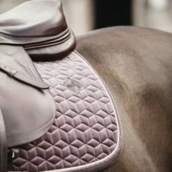 Kentucky Horsewear Kentucky Schabracke Velvet Springen Bordeaux Warmblut -Geschäft für Reitsportbedarf kentucky zadeldekje velvet springen lichtpaars 1.93d273