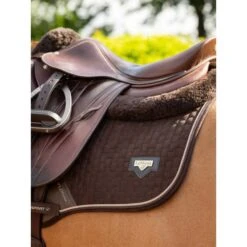 LeMieux Satteldecke Jumping Puissance Wildleder Schwarz -Geschäft für Reitsportbedarf lemieux it03805 lifestyle puissancesuedeccpad brown 5 copy.97d1d7