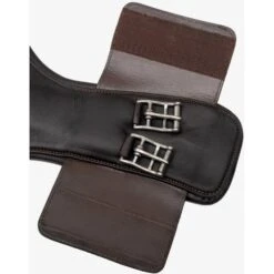 LeMieux Spring Sattelgurt Magnet Anatomisch Lang Schwarz -Geschäft für Reitsportbedarf lemieux lm shortstudgirth detail brown3 hr4000x4000 1.c4527c