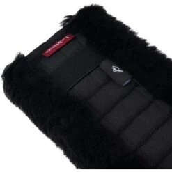 LeMieux Sattelgurtschoner Faux Lambswool Vielseitigkeit Schwarz/Naturell 20 LeMieux Sattelgurtschoner Faux Lambswool Vielseitigkeit Schwarz/Naturell -Geschäft für Reitsportbedarf lm gpgirthcover black2 hr.49f5b9