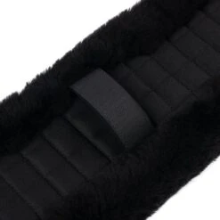 LeMieux Sattelgurtschoner Faux Lambswool Vielseitigkeit Schwarz/Naturell 21 LeMieux Sattelgurtschoner Faux Lambswool Vielseitigkeit Schwarz/Naturell -Geschäft für Reitsportbedarf lm gpgirthcover black3 hr.df3e18