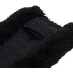 LeMieux Sattelgurtschoner Faux Lambswool Vielseitigkeit Schwarz/Naturell 22 LeMieux Sattelgurtschoner Faux Lambswool Vielseitigkeit Schwarz/Naturell -Geschäft für Reitsportbedarf lm gpgirthcover black4 hr.32d4ab