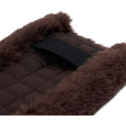 LeMieux Sattelgurtschoner Faux Lambswool Vielseitigkeit Schwarz/Schwarz -Geschäft für Reitsportbedarf lm gpgirthcover brown2 hr.8e8746 1