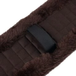 LeMieux Sattelgurtschoner Faux Lambswool Vielseitigkeit Schwarz/Schwarz -Geschäft für Reitsportbedarf lm gpgirthcover brown4 hr.c5b378 1