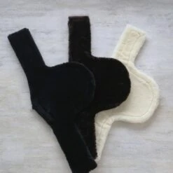 Kentucky Horsewear Kentucky Sattelgurtschoner Sheepskin Stud Schwarz -Geschäft für Reitsportbedarf productkentucky b a929523bbdd099ba1a676b6771a9e673 article photobook m.367814 1