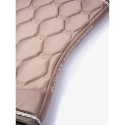 PS Of Sweden Schabracke Signature Dressur Dark Navy -Geschäft für Reitsportbedarf ps signature dusty mauve quote 0593 1500x2000.2b7655