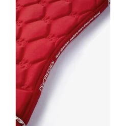 PS Of Sweden Schabracke Signature Dressur Dark Navy -Geschäft für Reitsportbedarf ps signature quote chilli red 0455 1500x2000.dae5e0