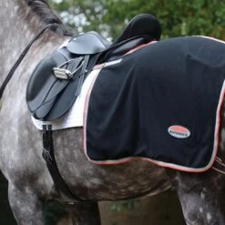 Weatherbeeta Quarter Sheet Therapy Tec Fleece Schwarz/Silber/Rot -Geschäft für Reitsportbedarf wb 1001611005 wb thrpy qtr sht image lifestyle1.0482b5